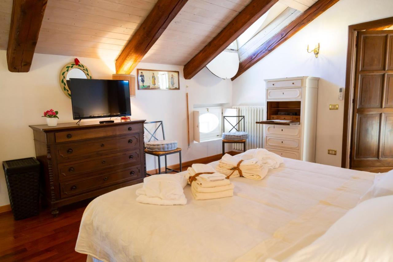 Corneliano d'Alba Palazzo Sismonda Bed & Breakfast エクステリア 写真