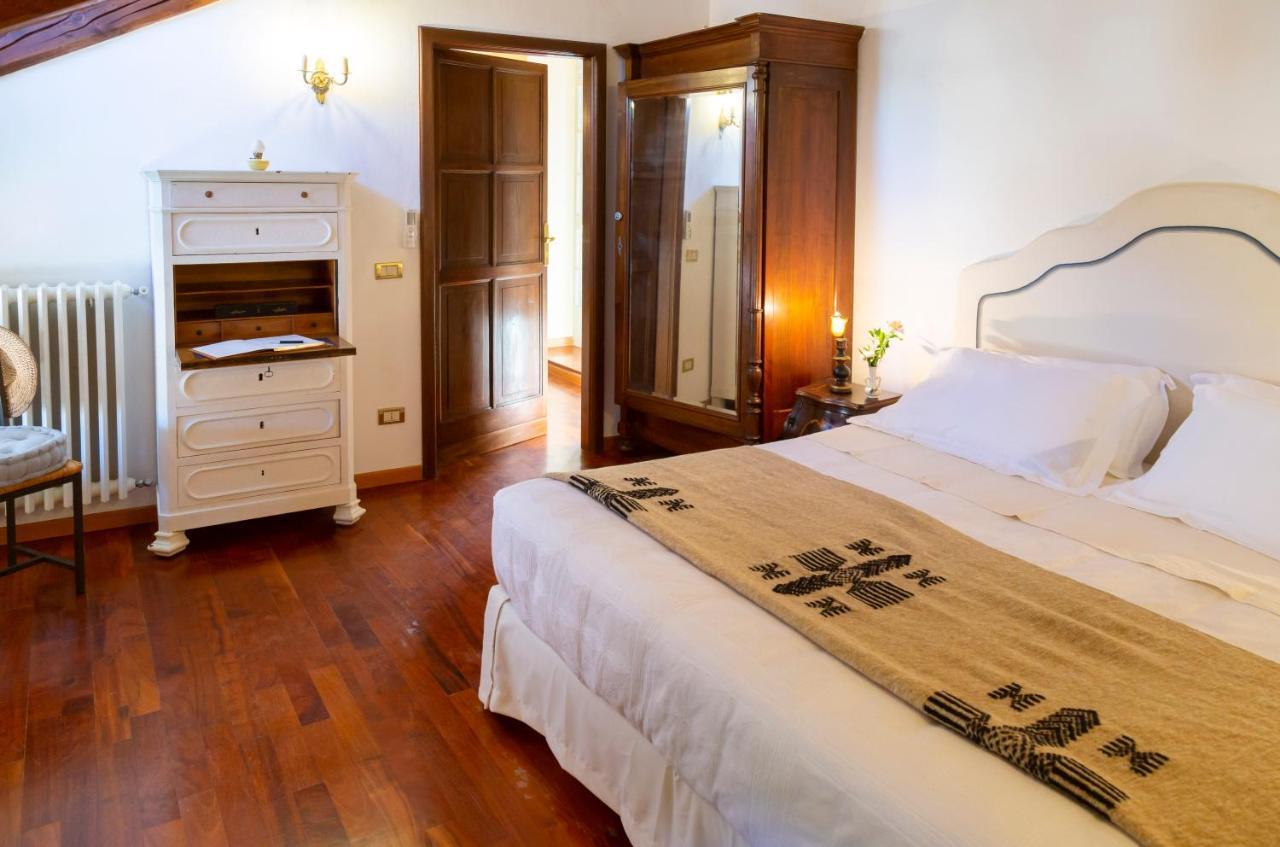 Corneliano d'Alba Palazzo Sismonda Bed & Breakfast エクステリア 写真